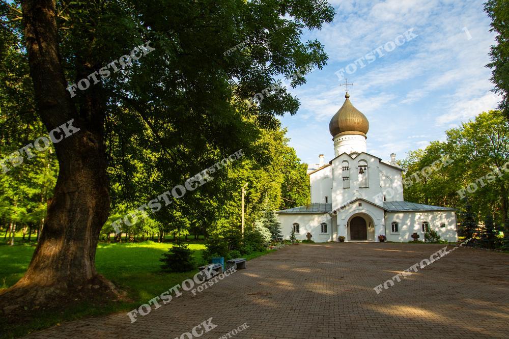 На фотографии изображен Собор Державной иконы Божией Матери, расположенный в городе Гдов. Белые стены и купола храма отражают величие русской православной архитектуры. Этот храм является значимым памятником духовного и культурного наследия России.