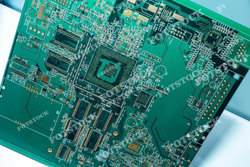 На изображении представлена многослойная печатная плата (PCB) с высокой плотностью компонентов и соединений. Плата включает сложные схемы трассировки, предназначенные для использования в высокотехнологичных устройствах, таких как компьютеры, серверы или системы связи. Она демонстрирует современные технологии проектирования и производства в электронике.