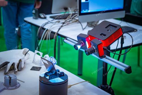 Фотография демонстрирует процесс 3D-моделирования в лаборатории. Объект подвергается сканированию для создания детальной трехмерной модели. Многочисленные компоненты современного оборудования для 3D-моделирования окружают рабочее пространство. Этот снимок иллюстрирует начальный этап производства трехмерных моделей и может быть использован для образовательных материалов, презентаций в области технологий, а также в рекламе средств 3D-моделирования.