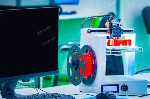 На фотографии изображен 3D принтер в процессе создания трехмерных объектов. Принтер слой за слоем формирует предмет, благодаря управлению с компьютера. Это иллюстрирует новые технологии печати, позволяющие создавать объекты с уникальной формой и структурой.

Кадр посвящен передовым технологиям, инновациям в производстве и возможностям индивидуального дизайна. Это изображение символизирует прогрессивные методы печати и творческий подход к созданию объектов.

Эта фотография может быть использована дизайнерами, инженерами, студентами и людьми, интересующимися современными технологиями. Она подходит для презентаций, обучающих материалов и рекламы, подчеркивая возможности 3D печати.