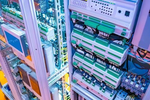 Этот снимок иллюстрирует современные технологии в области энергетики и электроизмерений. Счетчик служит для контроля качества электроэнергии, записи электрических процессов и управления энергопотреблением. Ассоциации с эффективным энергоменеджментом и повышением энергоэффективности делают этот снимок прекрасным иллюстрационным материалом для энергетических компаний, образовательных материалов и рекламы оборудования для энергетики.