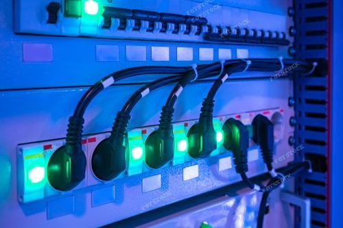 На фотографии представлены элементы энергетической инфраструктуры в рабочем пространстве. Соединение с электросетью и управление энергопотреблением с использованием светодиодного датчика отражают важные аспекты энергетики на производстве. Этот снимок иллюстрирует не только технические детали, но и важность эффективного энергоменеджмента.
Фотография может быть использована в презентациях по энергосбережению, обучающих материалах по электротехнике, а также для иллюстрации статей о современных подходах к управлению энергопотреблением на производстве.