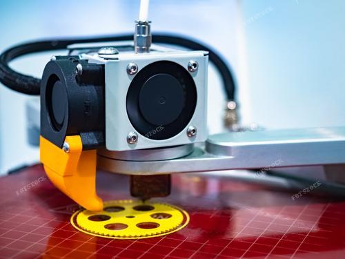 Фотография отображает работу 3D-принтера, который методично создает трехмерные объекты, наслоение за наслоением. Этот процесс демонстрирует возможность создания реальных предметов из различных материалов. Изображение иллюстрирует превращение виртуальных моделей в физические объекты, подчеркивая технологичность и инновационный характер 3D-печати.