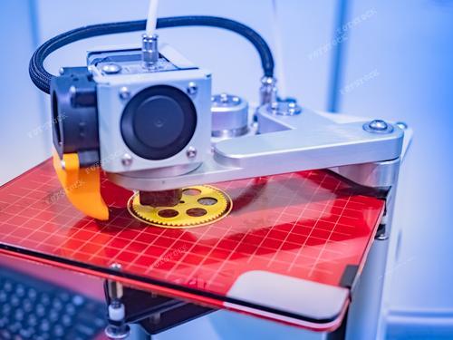 Фотография демонстрирует процесс 3D-печати, где объект создается последовательным наслоением материалов. Этот метод предоставляет возможность воплощения в жизнь трехмерных моделей, открывая дверь к созданию реальных объектов из разнообразных материалов. На снимке виден момент, когда принтер формирует трехмерный объект, подчеркивая современные технологии и инновации.

Фотография может быть использована в различных сферах, включая дизайн, инженерное дело и образование, чтобы визуализировать процесс 3D-печати и её применение в разных областях. Компании, занимающиеся производством 3D-принтеров, могут использовать этот снимок для привлечения внимания к своим продуктам.