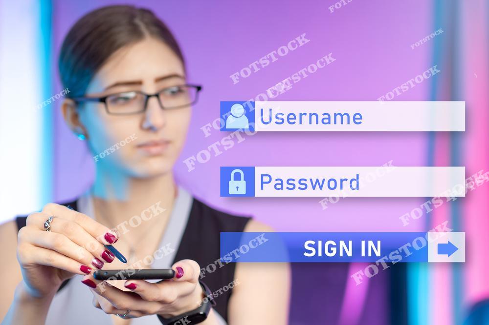 На изображении молодая женщина в очках использует смартфон, на фоне которого показаны интерфейсные поля для ввода имени пользователя и пароля. Фотография иллюстрирует процесс аутентификации и важность защиты данных в цифровой среде.