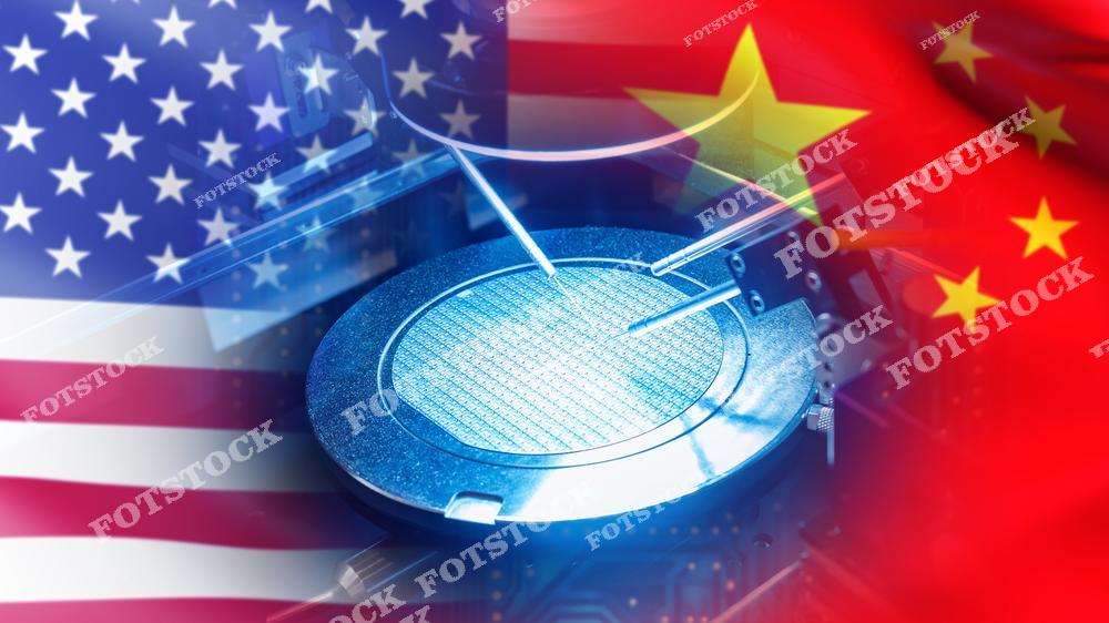 На изображении показан процесс производства микрочипов с наложением флагов США и Китая, символизирующих технологическое соперничество между двумя странами. Фотография отражает важность производства полупроводников и их роль в экономике и инновациях.