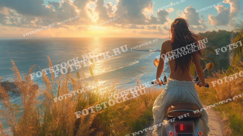 Фотография женщины, сидящей на скутере и смотрящей на закат над океаном на острове Бали. Вечернее солнце освещает морскую гладь и прибрежные травы, создавая атмосферу романтики и свободы, подчеркивая красоту природы и дух приключения на одном из самых живописных островов Индонезии.