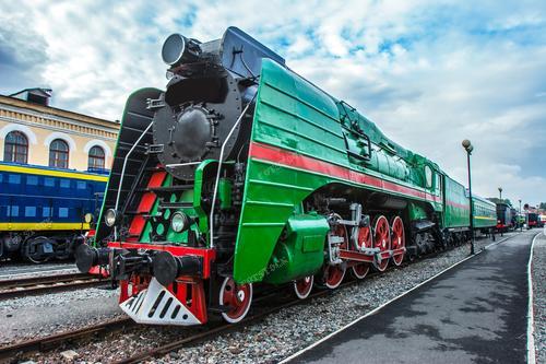 Путешествие в прошлое с этой захватывающей фотографией ретро-дизельных локомотивов. Черные и зеленые локомотивы, уверенно двигаясь по рельсам, представляют собой живописную картину истории железнодорожного транспорта. Эти старинные машины воплощают в себе эстетику дизайна и технологического прогресса своей эпохи.

Изображение приглашает вас на увлекательное путешествие по миру железнодорожной истории, позволяя ощутить величие и мощь транспорта прошлых лет. Фотография станет прекрасным приобретением для коллекционеров, любителей железнодорожной тематики и тех, кто ценит дух ретро.