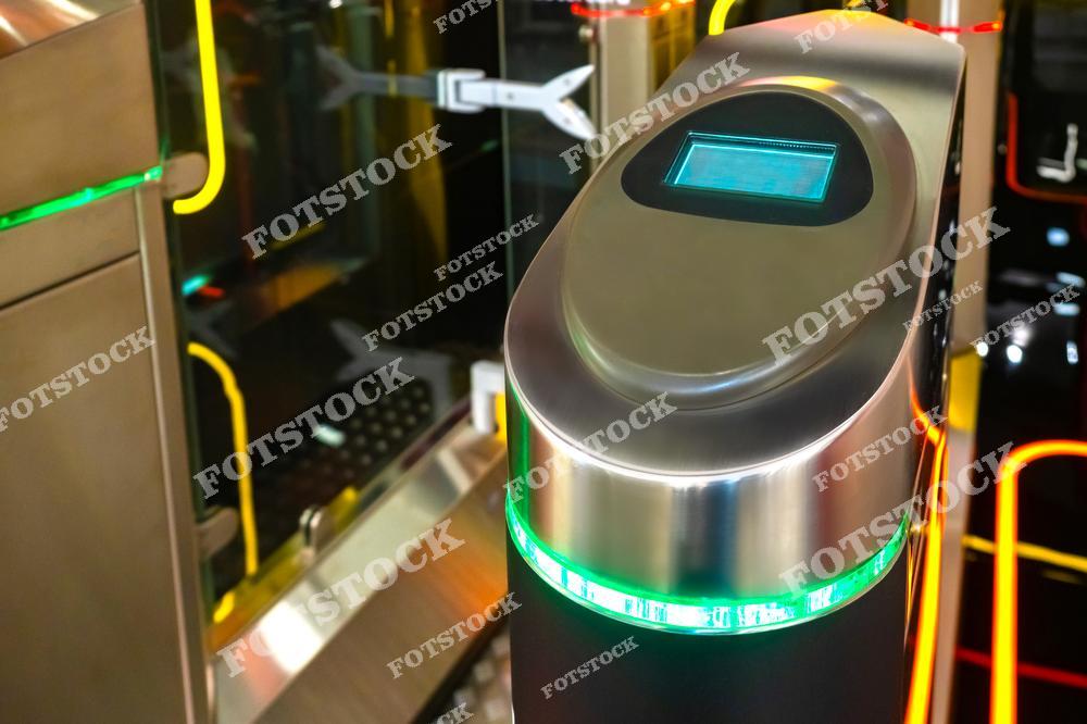 Турникет готов к работе. Ограничение доступа. Проход в организацию осуществляется с помощью магнитного прохода. Контроль за оплатой в метро.  На этом фото изображён турникет, готовый к работе и предназначенный для ограничения доступа. Данный фотоснимок показывает проход в организацию или на транспортную инфраструктуру, осуществляемый с помощью магнитного пропуска. Изображение иллюстрирует систему контроля оплаты проезда в метрополитене, обеспечивающую безопасность и порядок пассажиропотока. Эта иллюстрация подчёркивает автоматизированный контроль доступа, а картинка отражает современное техническое решение для проверки билетов и пропусков.