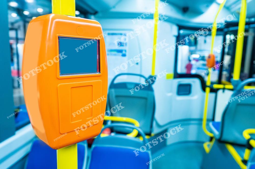 Валидатор транспорта. POS-терминал. Оплата за поездку общественным транспортом. Устройство для подачи заявки. Бесконтактная оплата билетов кредитной картой. Общественный электрический пассажирский транспорт. На этом фото изображён транспортный валидатор — POS-терминал, предназначенный для оплаты проезда в общественном пассажирском транспорте. Данный фотоснимок демонстрирует устройство для прикладывания билета, банковской карты или смартфона с поддержкой бесконтактной оплаты. Изображение иллюстрирует современную систему оплаты проездных билетов в электрическом общественном транспорте. Эта иллюстрация подчёркивает удобство и скорость безналичной оплаты, а картинка отражает внедрение цифровых платёжных технологий в городскую транспортную инфраструктуру.