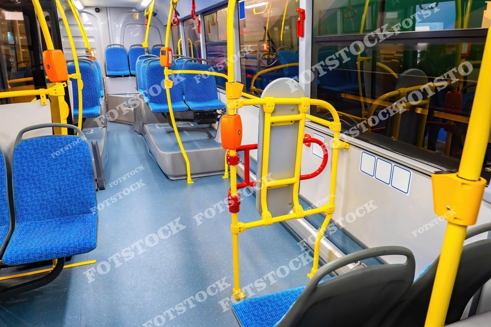 Пустой новый автобус. Фото городского транспорта. Транспорт для перевозки пассажиров. Обычная шина с валидаторами. Интерьер современного автобуса. Муниципальный транспорт с бесконтактной оплатой. Пассажирский городской транспорт