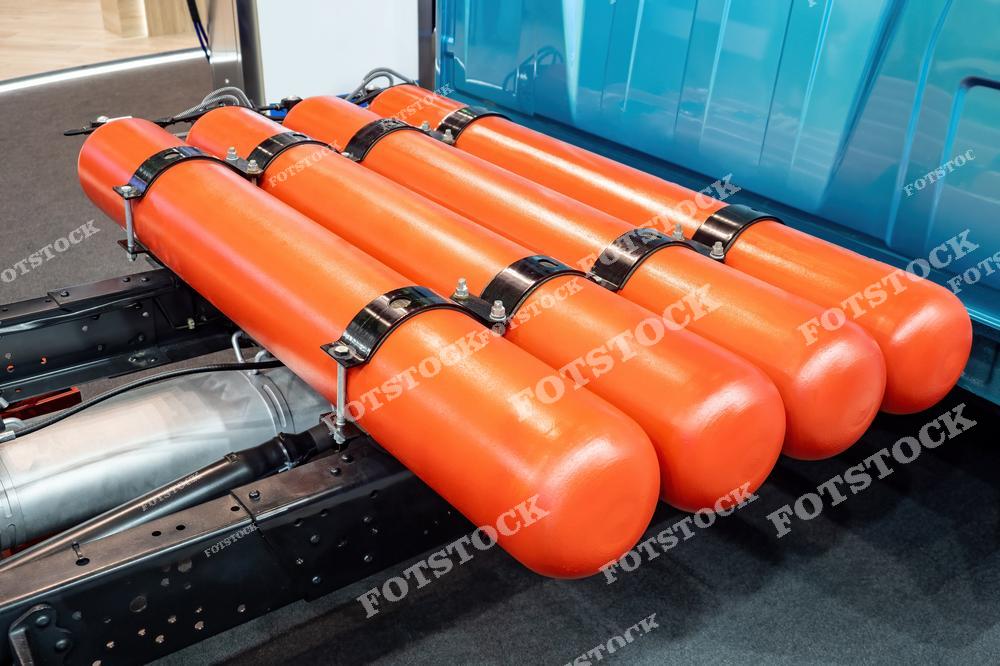 Газовое оборудование на машине. Цилиндры для заправки грузовика бензином. Концепция газового транспорта. Цилиндры для заправки автомобилей топливом Eco. Красные баллоны с пропаном возле кабины грузовика. Фрагмент грузовика