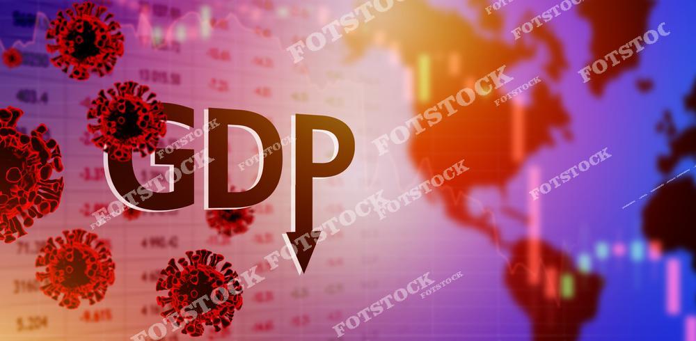 На изображении крупно выделена надпись "GDP" со стрелкой вниз, окруженная вирусными частицами на фоне карты мира и экономических графиков. Композиция символизирует экономический спад, вызванный распространением вирусных заболеваний, и его влияние на мировую экономику. Подходит для иллюстрации тем, связанных с экономикой, глобальным кризисом и пандемией.