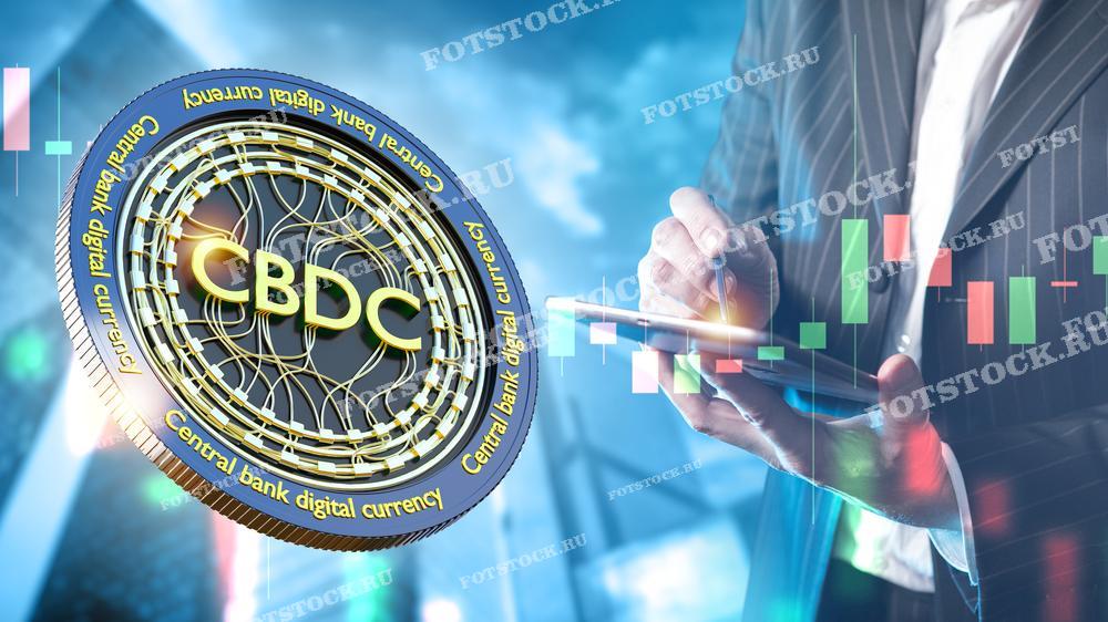 Фотография показывает цифровую монету CBDC и бизнесмена, использующего планшет на фоне финансовых графиков. Это изображение символизирует введение цифровой валюты центрального банка (CBDC) и анализ финансовых данных. Графики подчеркивают важность технологий и данных в современной экономике. Сцена ассоциируется с инновациями в финансовой сфере и цифровизацией банковских операций.