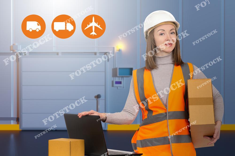 Женщина в защитном жилете и строительной каске держит коробку и работает за ноутбуком на складе. На фоне изображены иконки, символизирующие транспортные способы доставки: грузовики и самолет. Концептуальное изображение, отражающее современные логистические процессы.