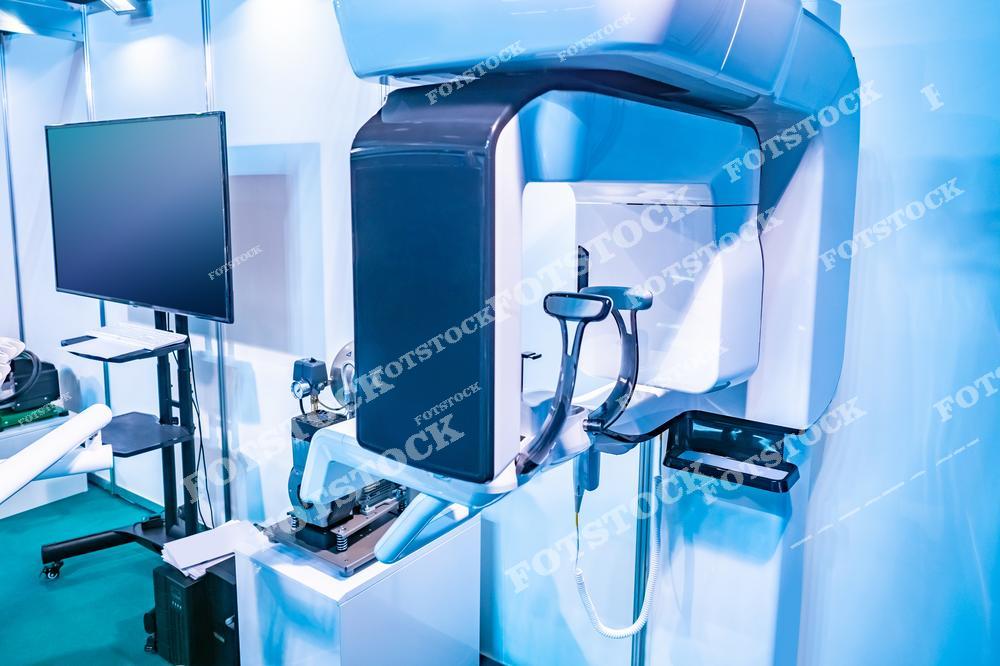 Фотография демонстрирует 3D-кабинет для рентгенографии, используемый в стоматологии для точной диагностики заболеваний зубов и челюсти. Это оборудование помогает стоматологам получить детализированные изображения, что способствует лучшему лечению и планированию протезирования.