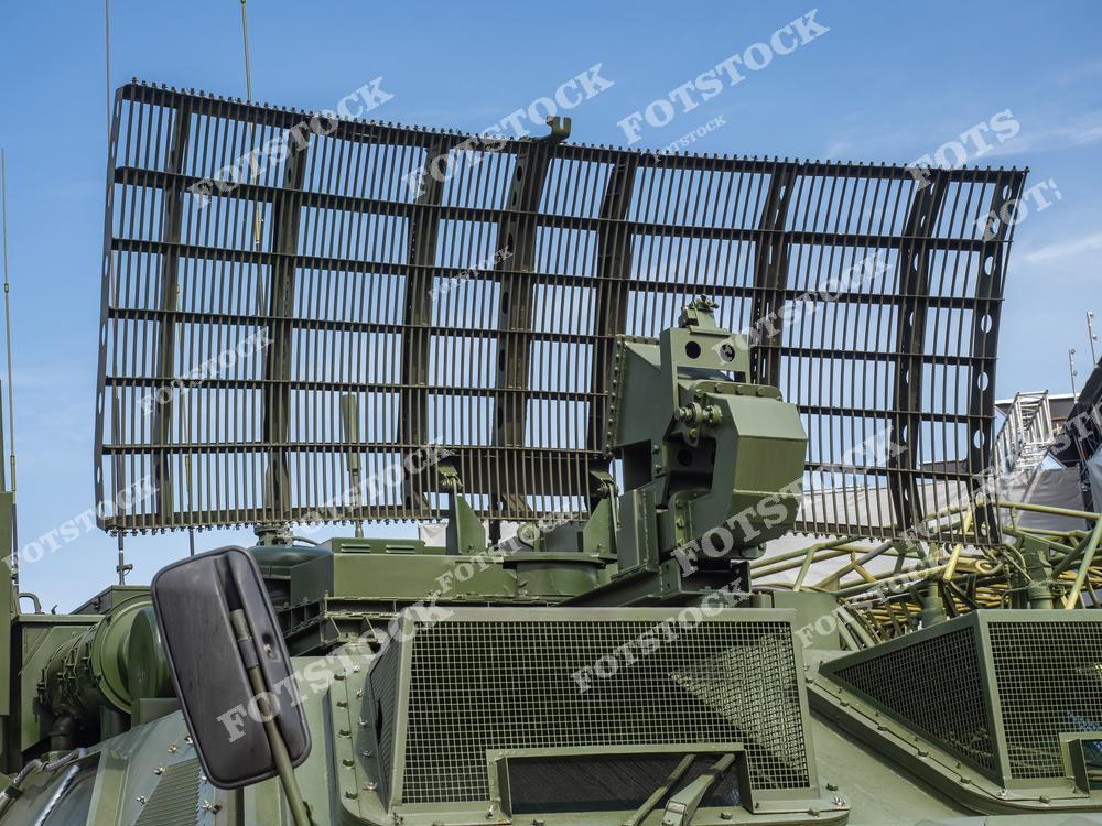 На фотографии изображена радиолокационная станция, установленная на военной технике. Конструкция предназначена для обнаружения и отслеживания воздушных или наземных объектов. Снимок подчеркивает технологический прогресс в системах обороны и наблюдения.