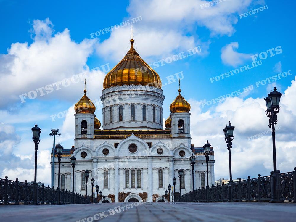 Эта фотография показывает Храм Христа Спасителя в Москве. Фотография подойдёт для использования в культурных и религиозных публикациях, туристических материалах, а также в образовательных целях для иллюстрации значимости православных храмов в России.