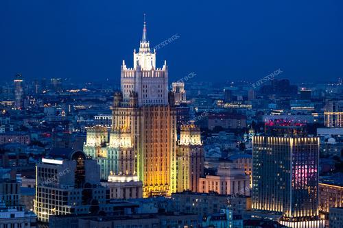 На фотографии запечатлен ночной пейзаж столицы России с высоты. Этот снимок иллюстрирует красоту и масштабы ночной столицы, а также может служить отличным материалом для привлечения туристов и путешественников, заинтересованных в осмотрах города по ночам. Фотография также подходит для использования в туристических брошюрах, на веб-сайтах туристических агентств и в городских путеводителях, предлагая возможности для отдыха и экскурсий в Москве.