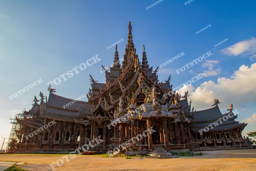 На изображении — Храм Истины (Sanctuary of Truth) в Паттайе, известный своей величественной деревянной конструкцией. Это архитектурное чудо, выполненное полностью из дерева, является примером традиционного тайского искусства и буддийской философии. Храм стоит на побережье и является одной из главных туристических достопримечательностей региона.